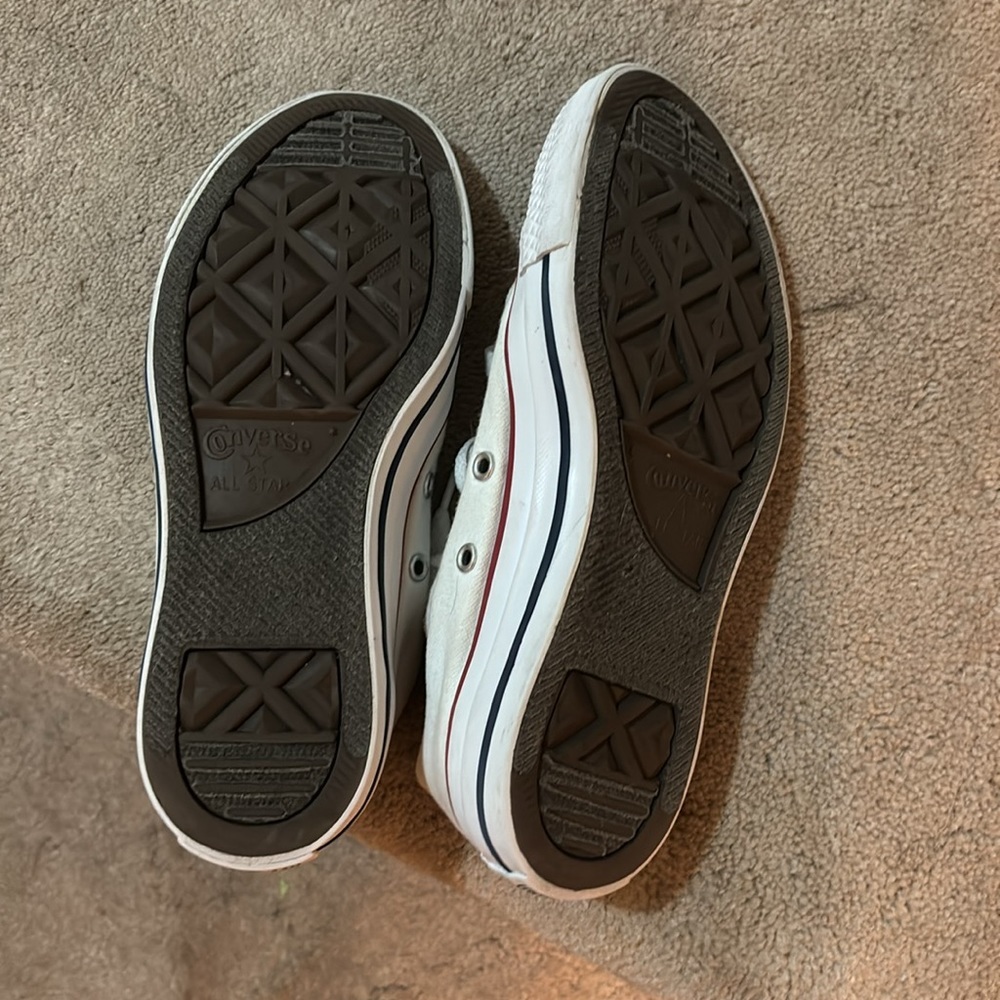 Size 8 Converse, classic white with the lines on the bottom like new - Picture 2 of 3